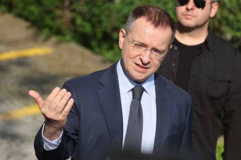 Мединский раскрыл, кто может приехать на место обмена пленными