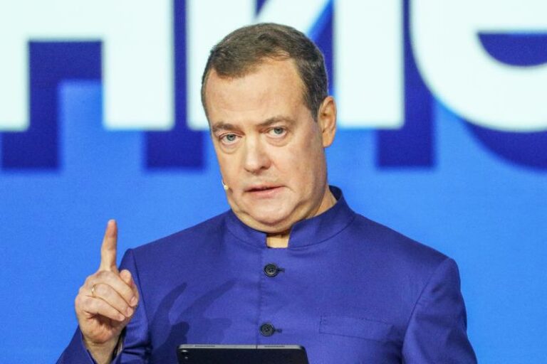 Медведев предложил помощь в примирении Трампа и Маска «за разумную плату»