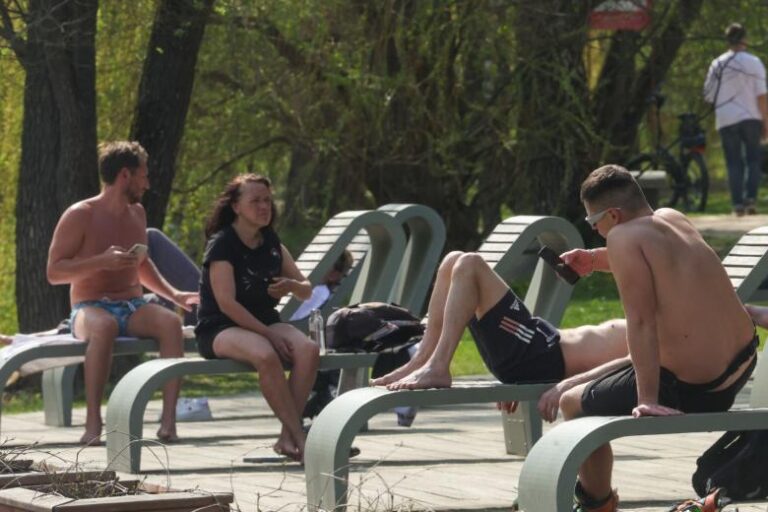 Милонов объявил войну полуголым людям на улицах