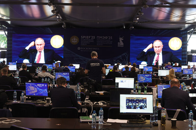 «Надо же закусить»: Путин пошутил о последствиях поставки водки в ЮАР