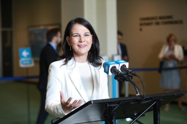 «Позорище»: сенатор о новом назначении ставшей «ходячим анекдотом» Бербок