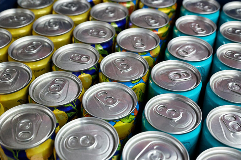 Путин подписал закон о штрафах за продажу энергетиков несовершеннолетним