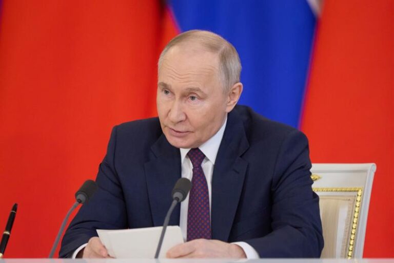 Путин попросил россиян убрать из речи «кашу из латиницы и других символов»