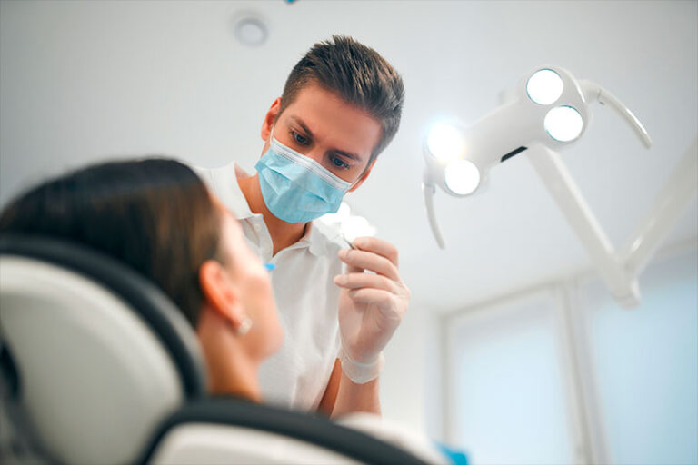 Россиянам объяснили, как получить налоговый вычет за лечение зубов