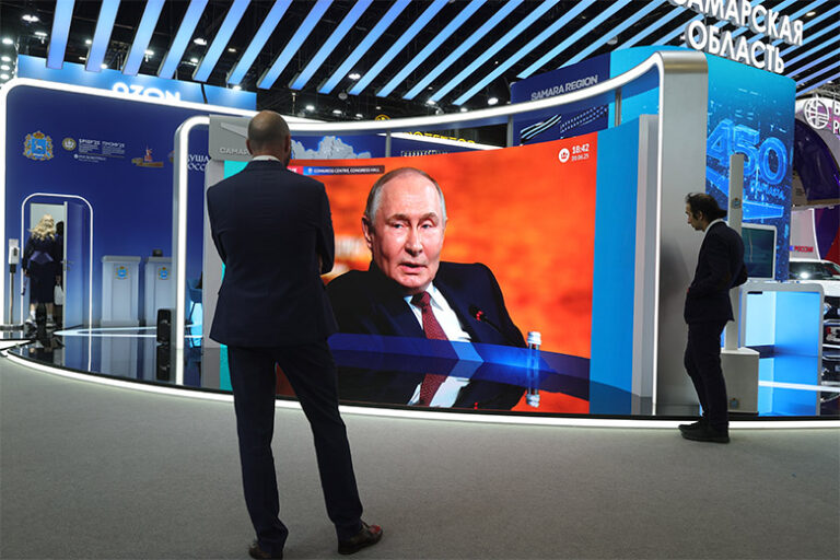 «Сами же страдают»: Путин о попытках Запада нанести России ущерб