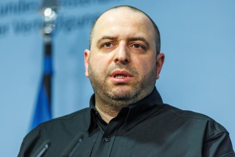 «Себе дороже»: Безуглую предостерегли от критики Умерова и Сырского