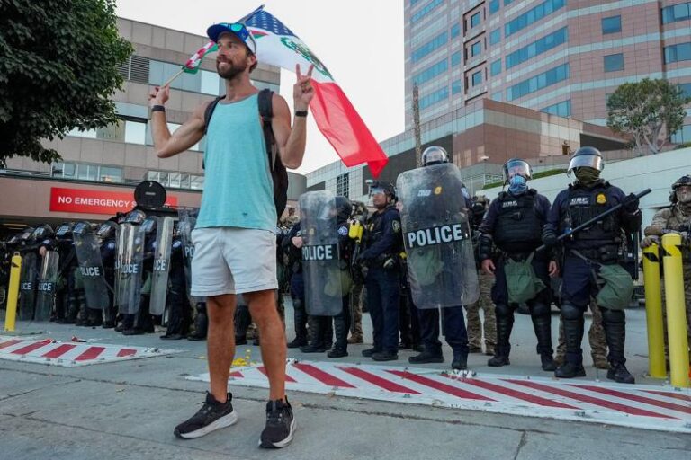 В протестах против Трампа увидели признаки цветной революции