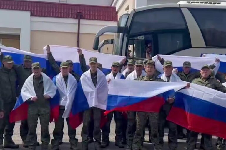 В Сети появилось видео с вернувшимися из украинского плена бойцами ВС РФ