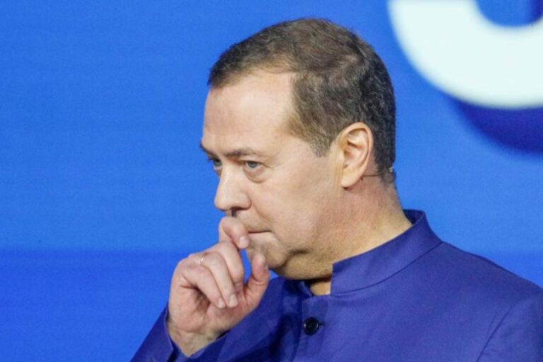 «Возмездие неизбежно»: Медведев дал совет всем «переживающим»