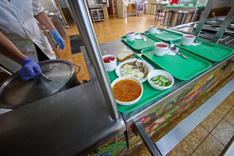 Всех российских школьников собираются кормить бесплатно