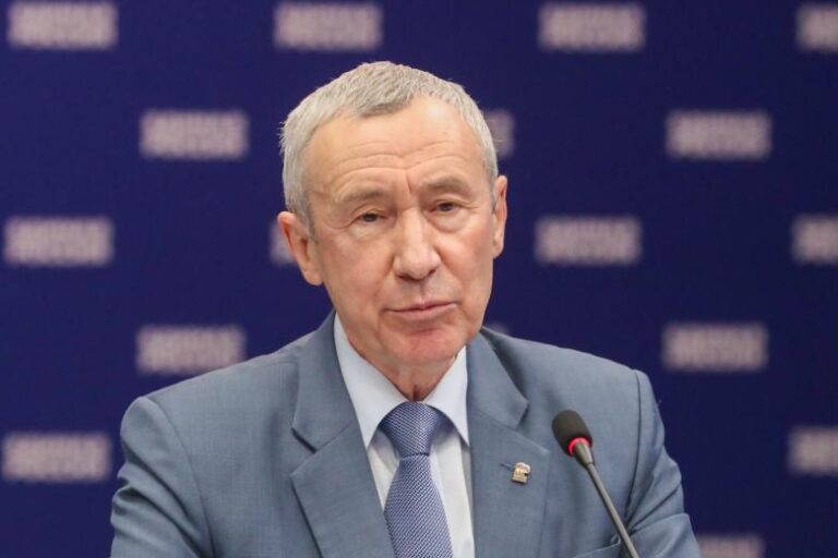 «Камарилья тянет время»: сенатор о плане побега киевских главарей