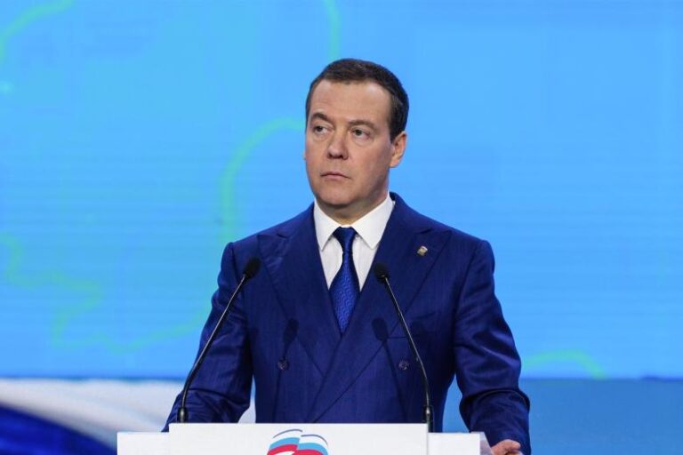 Медведев объяснил, какой должна быть миграционная политика в России