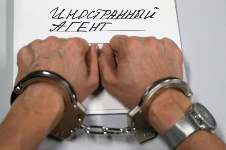 Минюст признал иноагентами двух российских журналистов и интернет-портал