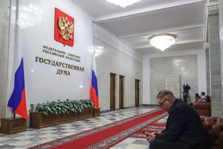 «На плотном крючке»: в Госдуме обвинили Зеленского в войне с украинцами