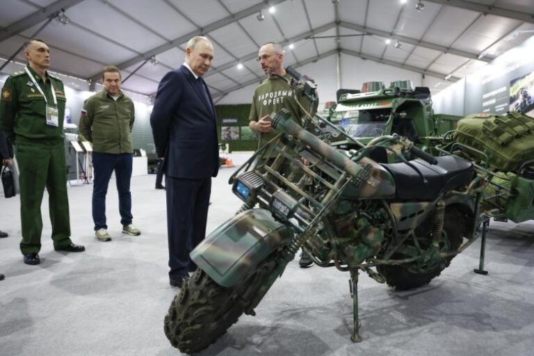 Путин посетил посвященную работе Народного фронта выставку