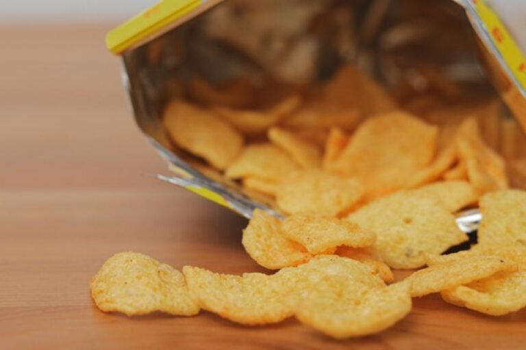 В России хотят ограничить продажу газировок и чипсов