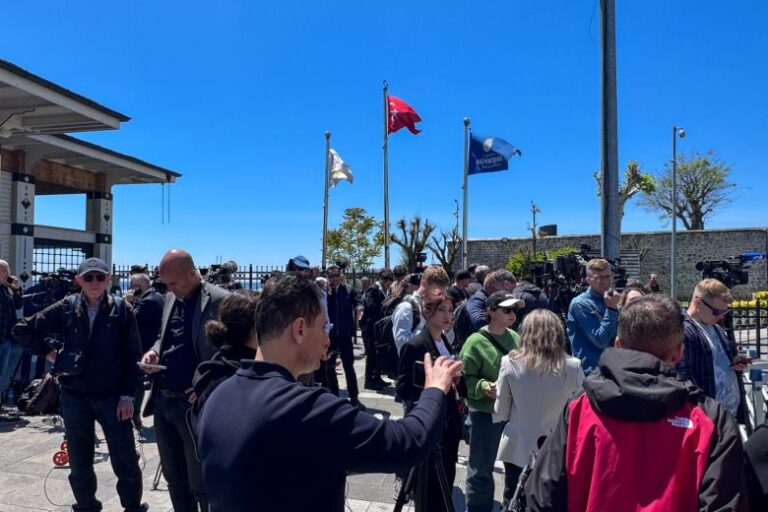 Захарова заявила, что делегация РФ готова ехать в Стамбул для переговоров