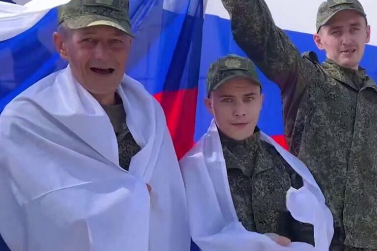 Яркие эмоции вернувшихся из украинского плена солдат попали на видео