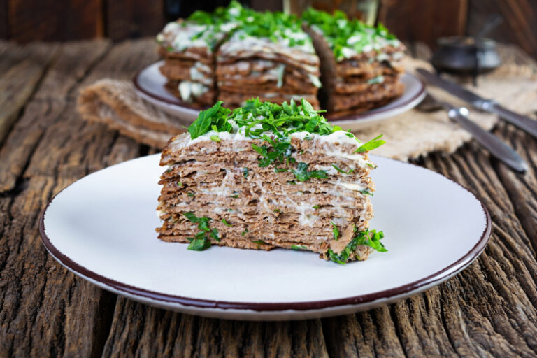 Как приготовить печеночный торт — сытный деликатес из куриной печени