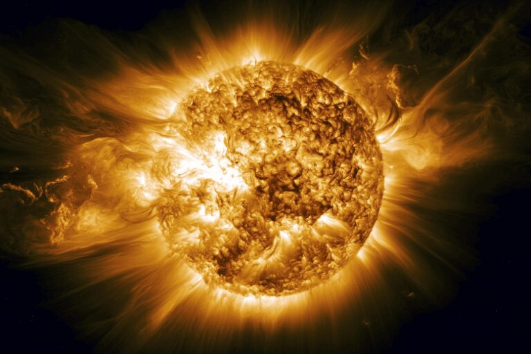 Крупная дыра на Солнце спровоцирует уже вторую за месяц магнитную бурю