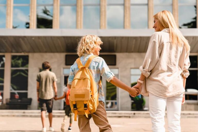 Родителям назвали главный способ сэкономить на подготовке детей к школе