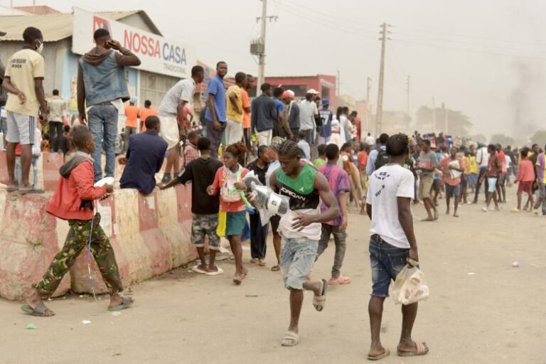 Российский посол узнал о ситуации в Анголе, где прошли беспорядки