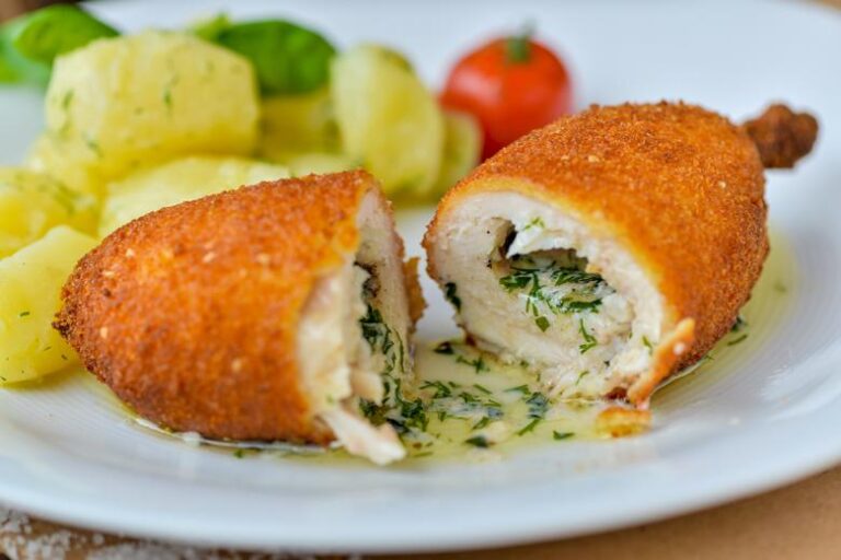 Журналистов из РФ накормили котлетами по-киевски перед прилетом на Аляску