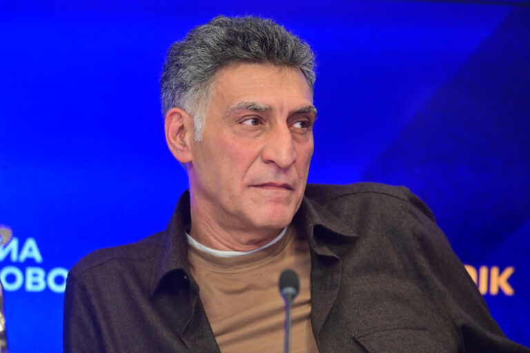 «Мы все молились»: звезды и политики скорбят в связи со смертью Кеосаяна