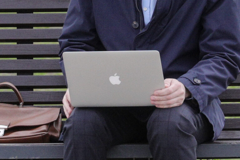 Пользователям Сети предложили сыграть в игру с фото людей из базы Интерпола