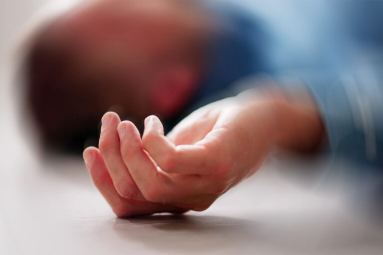 Помоги ему сам: что делать, если на ваших глазах упал человек?