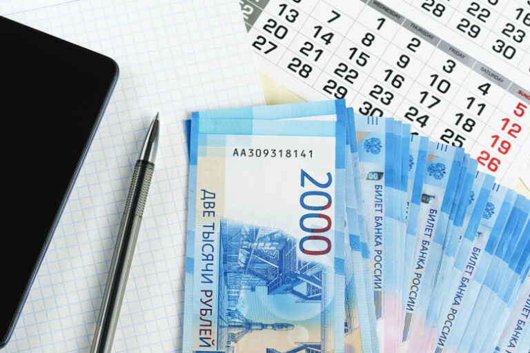 Россиянам назвали причину, по которой им сокращают или не платят премии