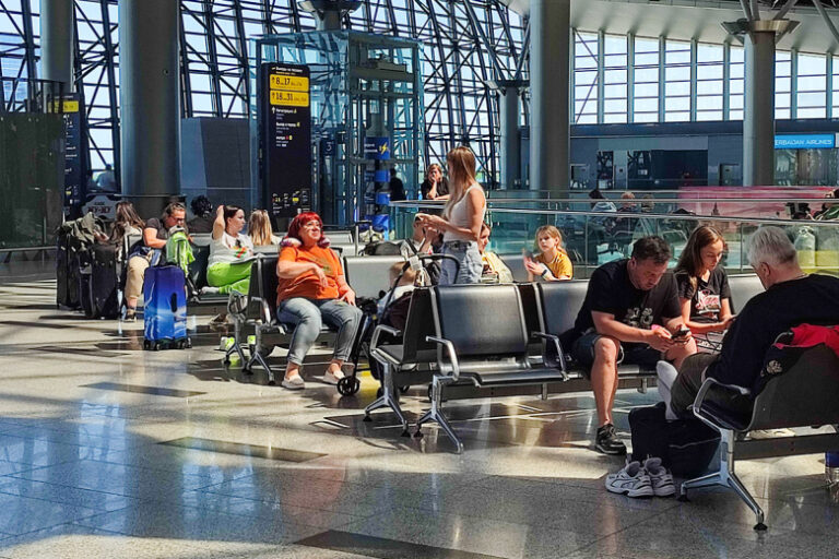 Россиянам назвали размеры компенсаций за задержку или отмену рейса