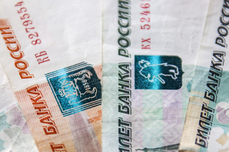 Россиянам объяснили новые правила кредитов, пенсий и зарплат с 1 октября