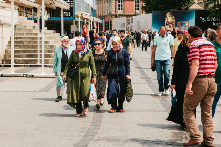 Россиянам объяснили, почему фотографировать женщин в Турции опасно