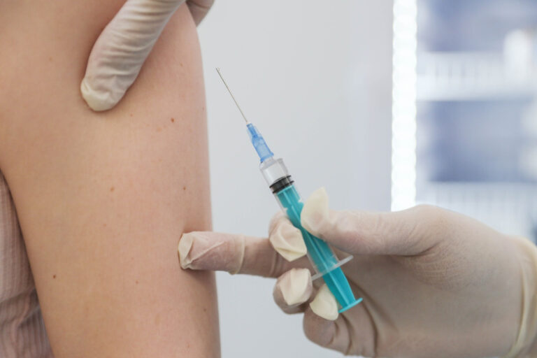 Стало известно, когда пациентов начнут лечить от рака российской вакциной