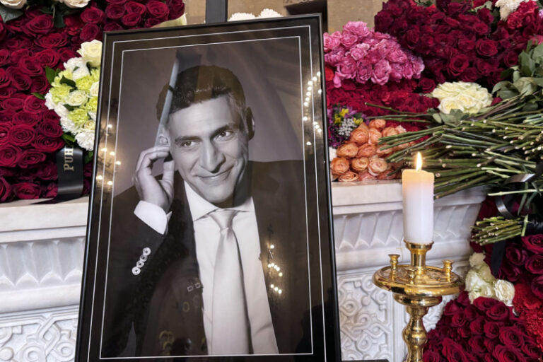 Венок от Путина, открытый гроб, слезы жены: как прошло прощание с Кеосаяном