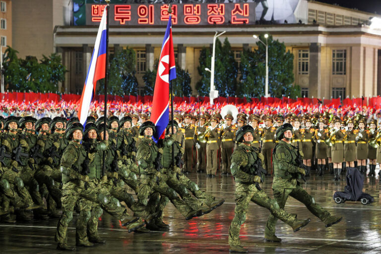 Хинштейн показал кадры с парада в КНДР с участием героев курской операции