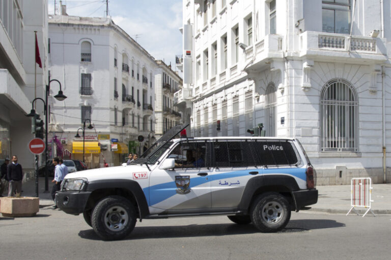 Охранник удерживал 17-летнюю девочку за шею и трогал ее в туалете отеля