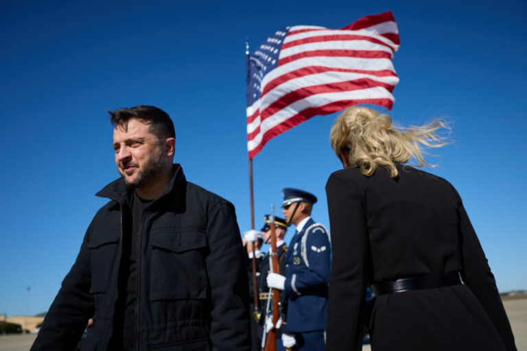 «Получил статус попрошайки»: в Госдуме высмеяли прием Зеленского в США