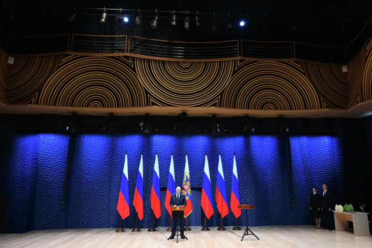 Путин воздал должное героям, защищавшим Родину ценой жизни