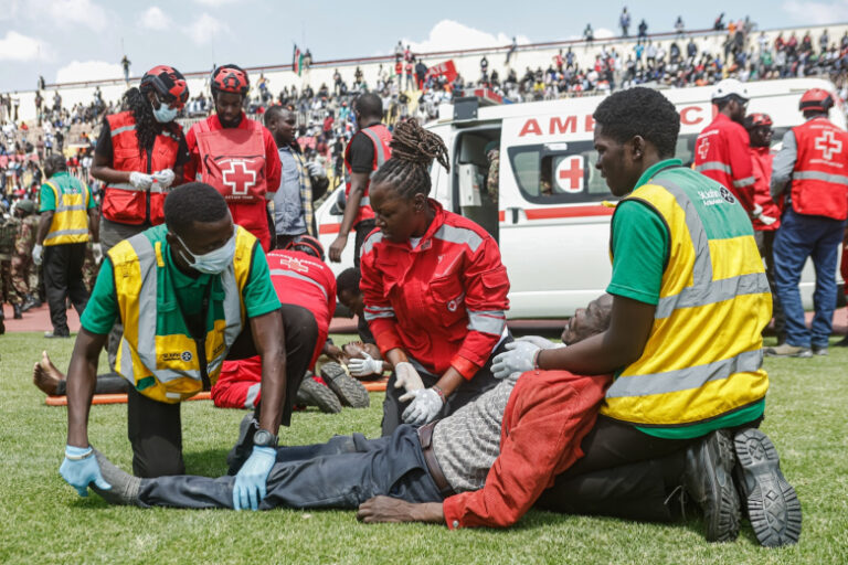 Сотни людей получили травмы на похоронах экс-премьера Кении