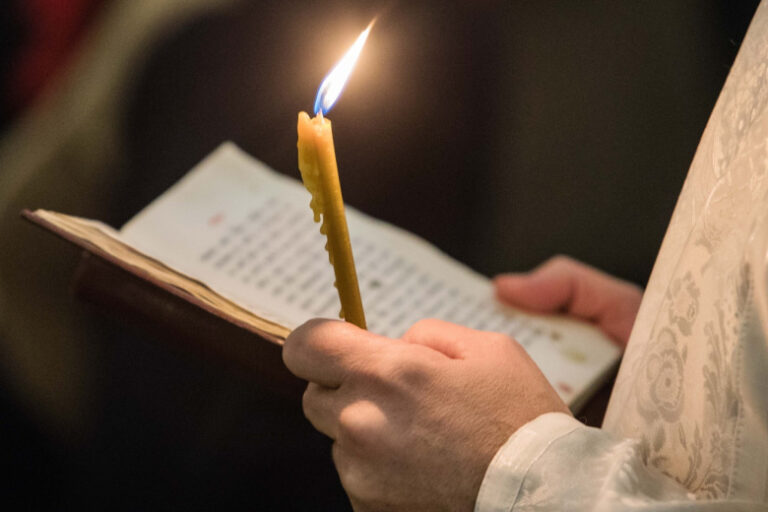 Священник указал на грех, который многие совершают на поминках