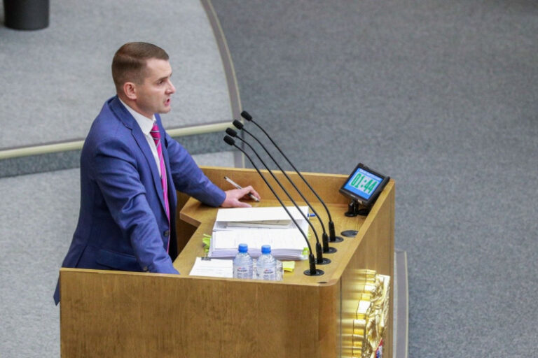 В Госдуме предложили выдавать жилье учителям