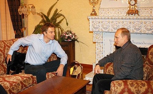 «В пижамах кофе пили»: Путин рассказал об отношениях с Блэром