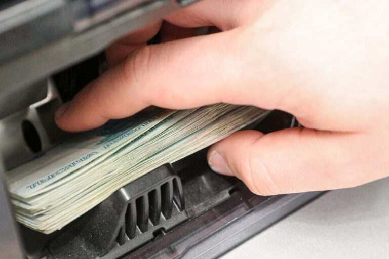 «Привыкли грабить»: сенатор о блокировке счетов россиян в европейском банке