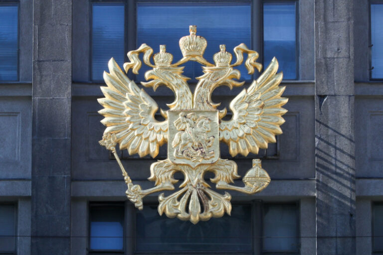 Слуцкий предложил изменить описание герба России