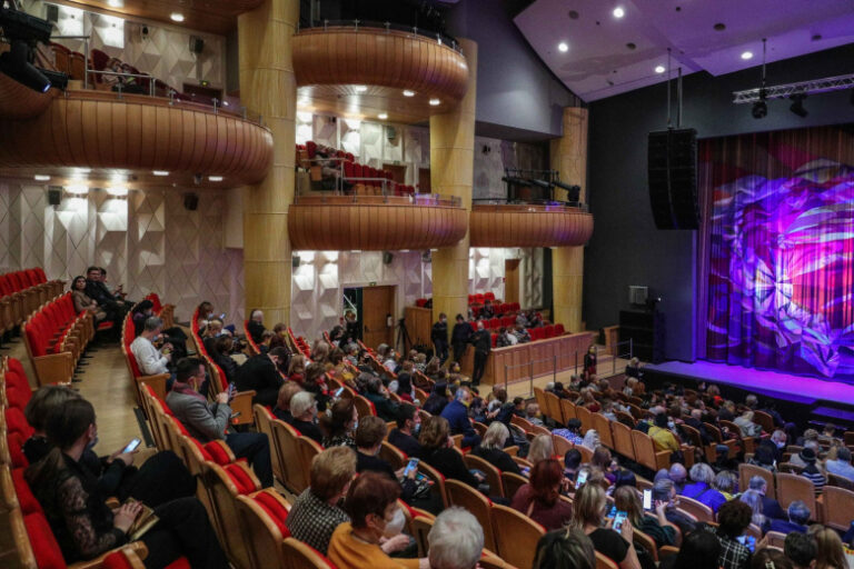 В России назвали способ спасти театры от пустых залов