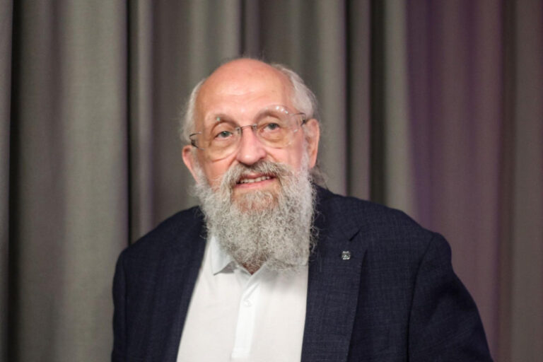 Вассерман высказался об отмене ЕГЭ и переходе на 12-летнее обучение