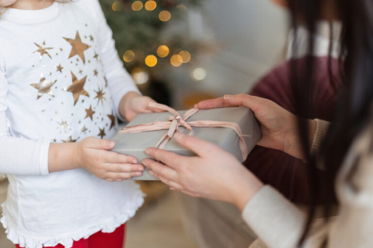 Детский психолог раскрыла, что подарить ребенку на Новый год