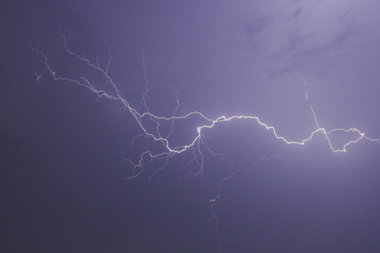 Два человека погибли и 150 пострадали от удара молнии на фестивале